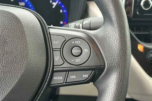 Used 2020 White Toyota LE image 27