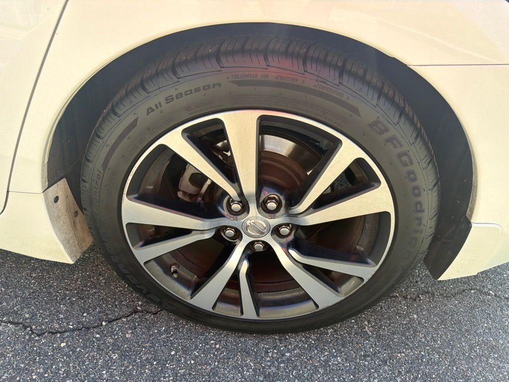 Used 2017 White Nissan Platinum image 11