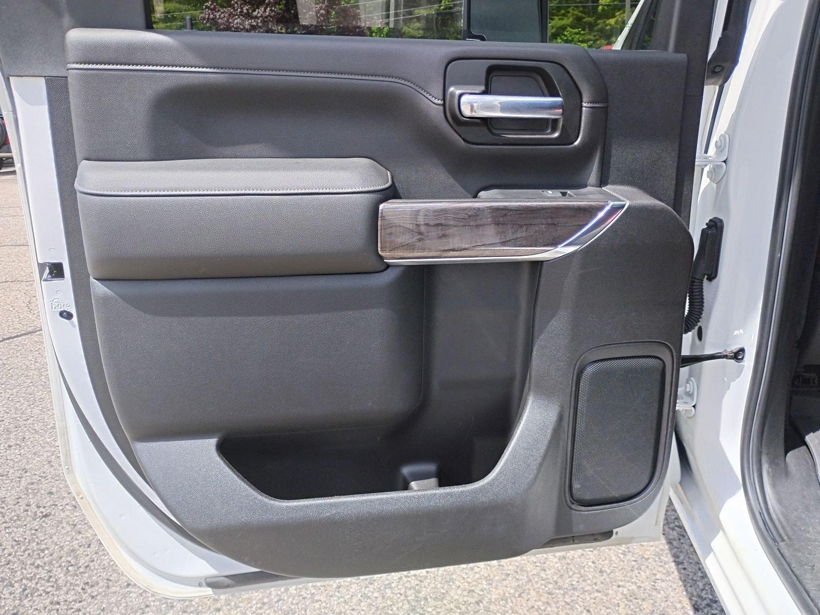Used 2022 White Chevrolet LTZ image 9