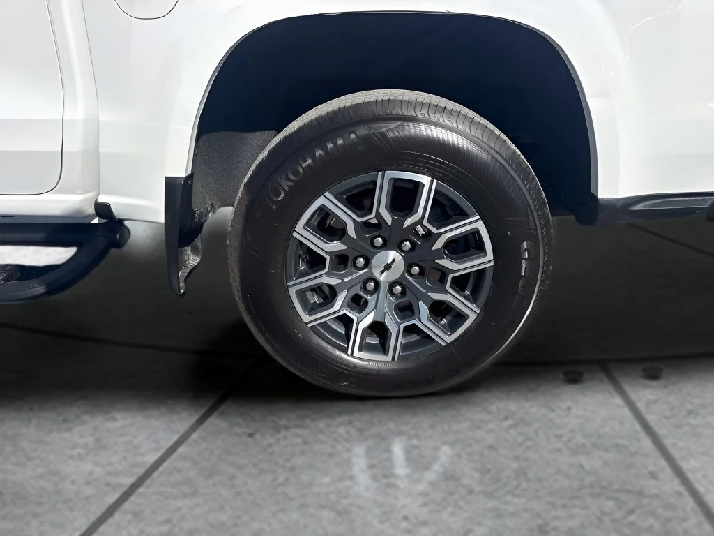 Used 2025 White Chevrolet Z71 image 29