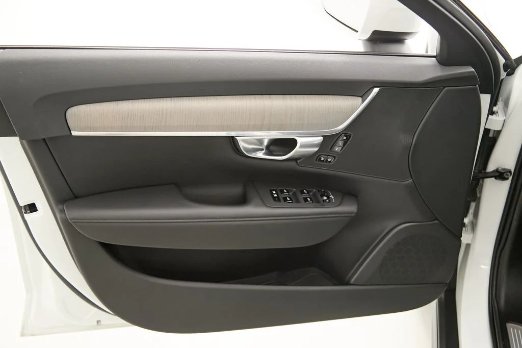 Certified Used 2025 Crystal White Volvo Plus image 10