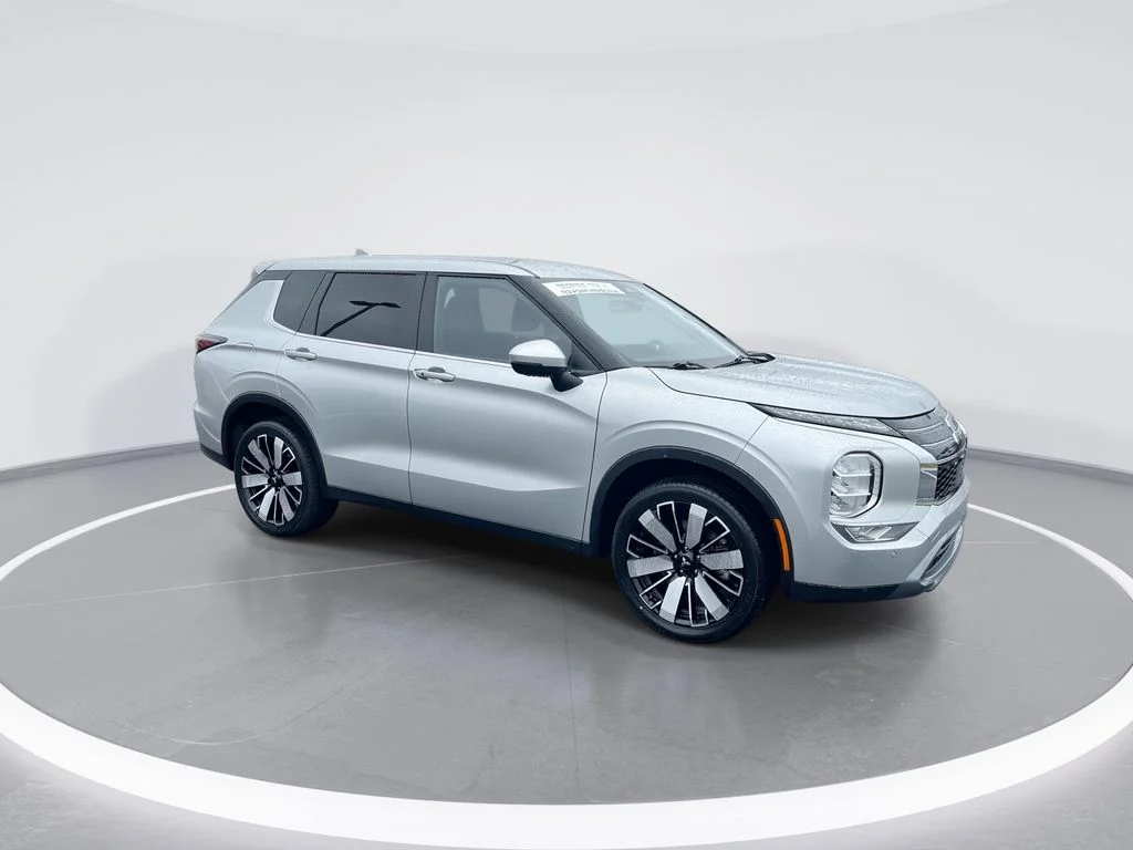 Used 2025 Silver Mitsubishi SE image 2
