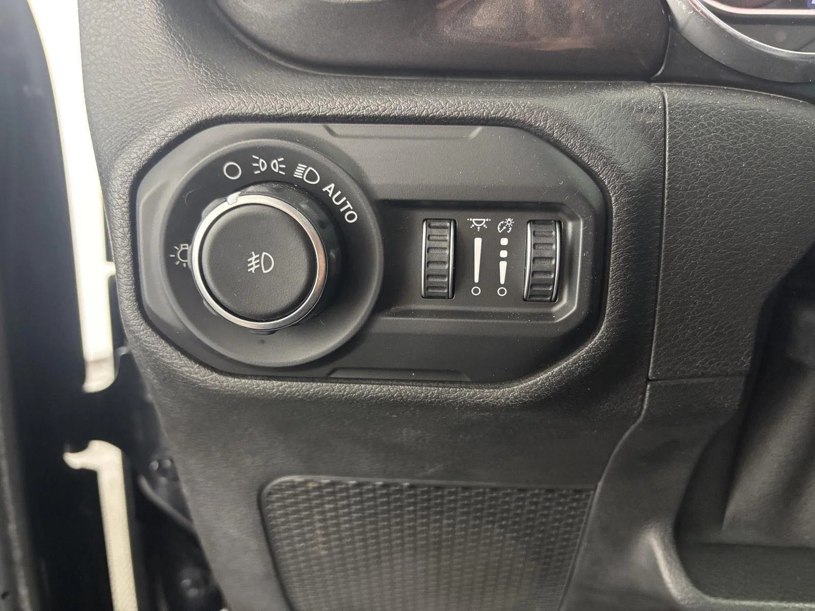 Used 2019 Black Clearcoat Jeep Sport Altitude image 31