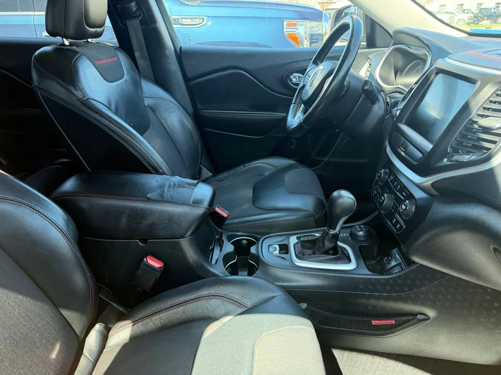 Used 2015 Red Jeep Trailhawk image 20