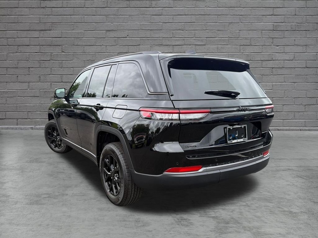 New 2026 Diamond Black Crystal Pearl-Coat Exterior Paint Jeep Altitude image 5
