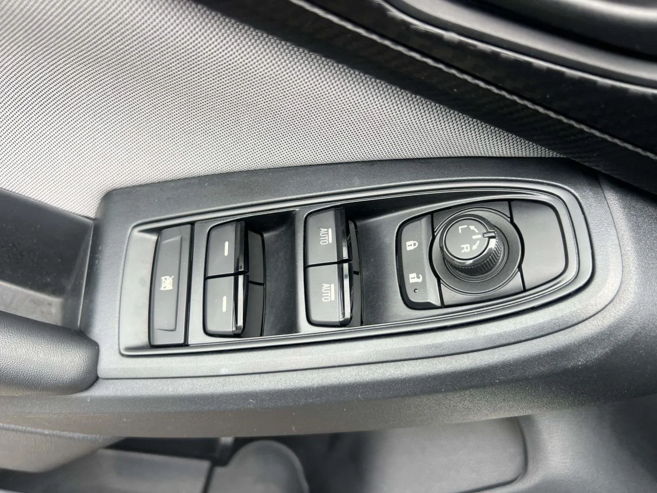Used 2018 Crystal White Pearl Subaru 2.0i Premium image 22