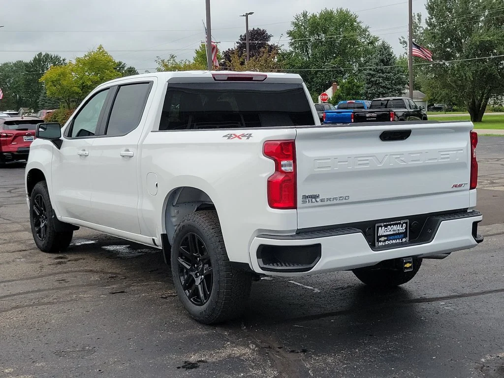 New 2026 Summit White Chevrolet RST image 4