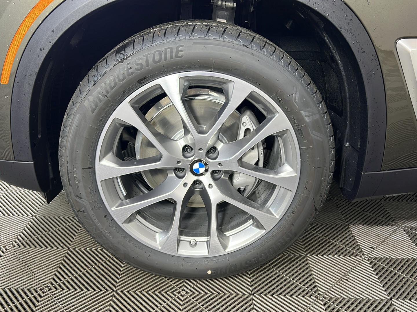 New 2026 Manhattan Green Metallic BMW xDrive40i image 6