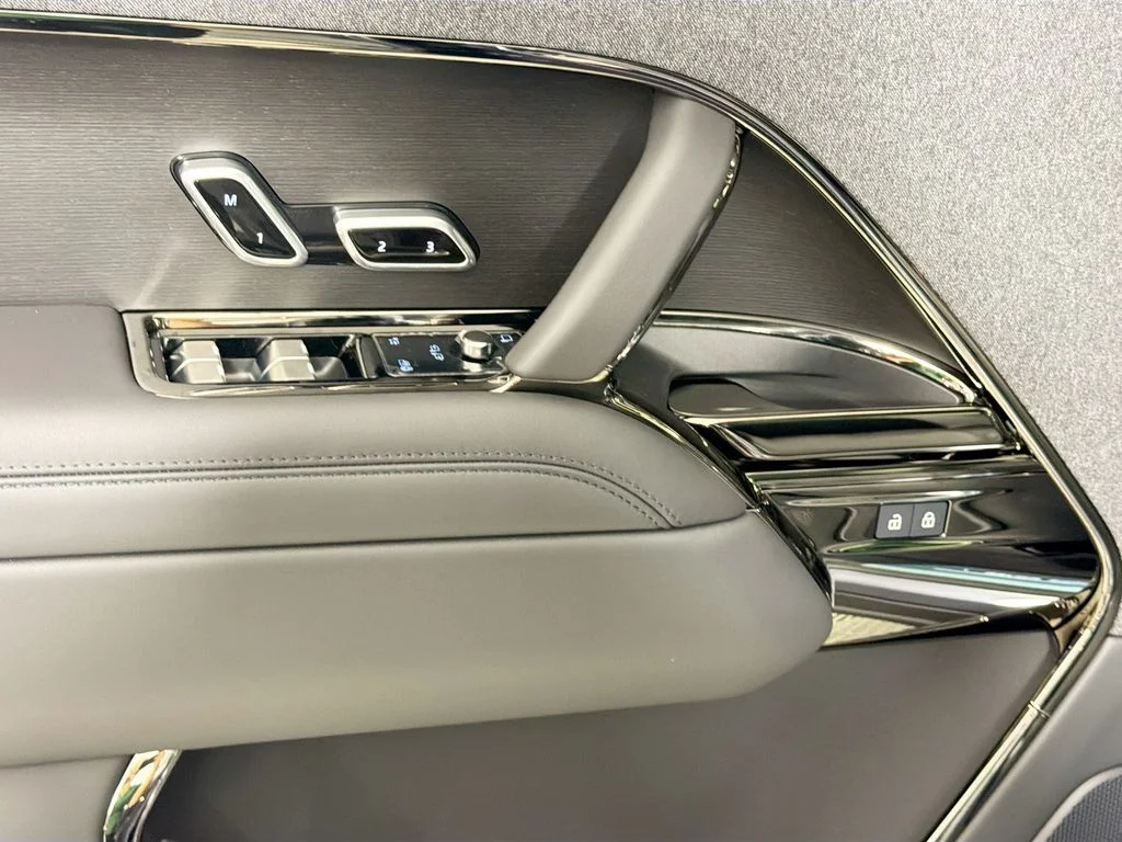 New 2026 Varesine Blue Land Rover Dynamic SE image 18
