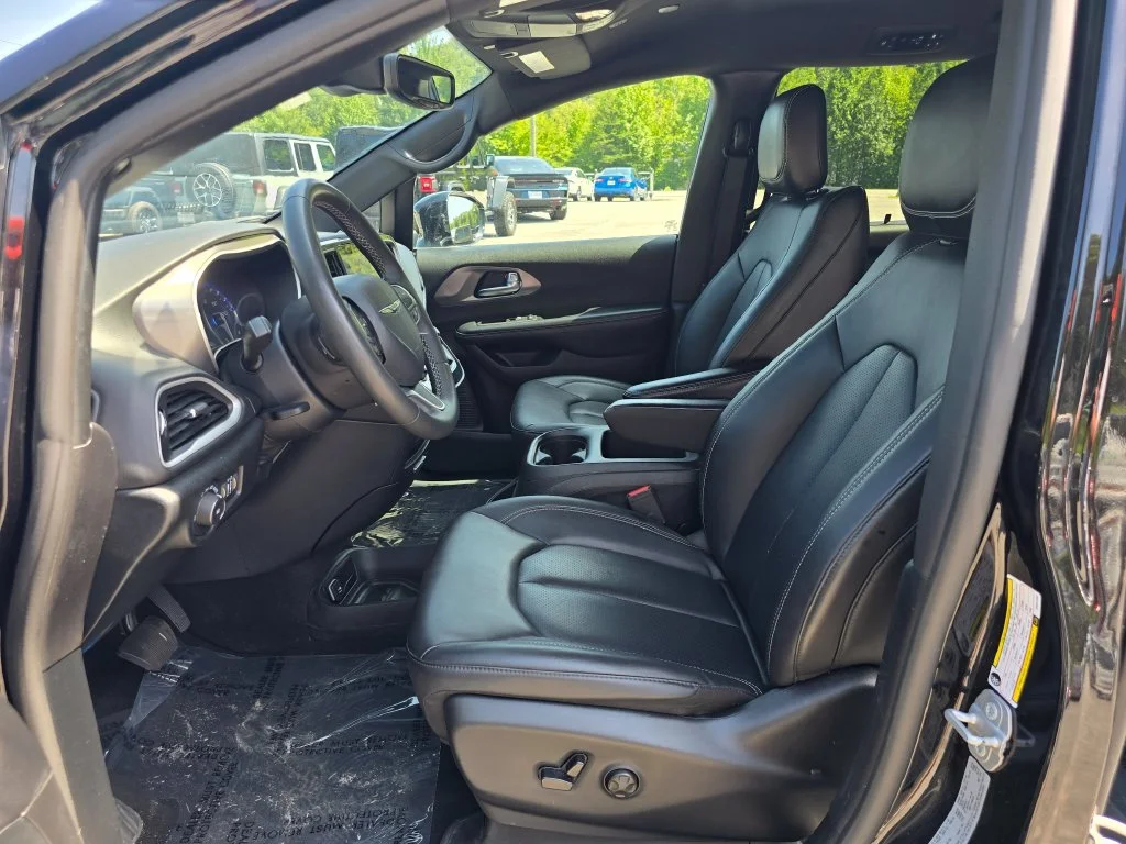 Used 2025 Black Chrysler Select image 4