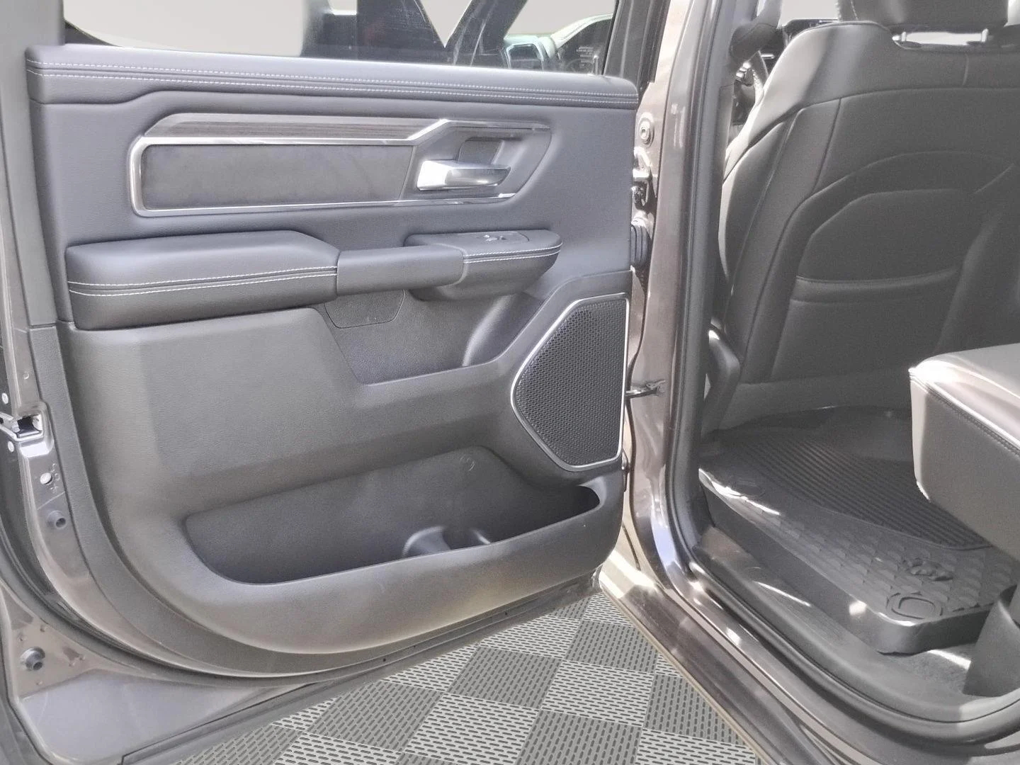 New 2026 Granite Crystal Metallic Clear-Coat Exterior Paint RAM Laramie image 30
