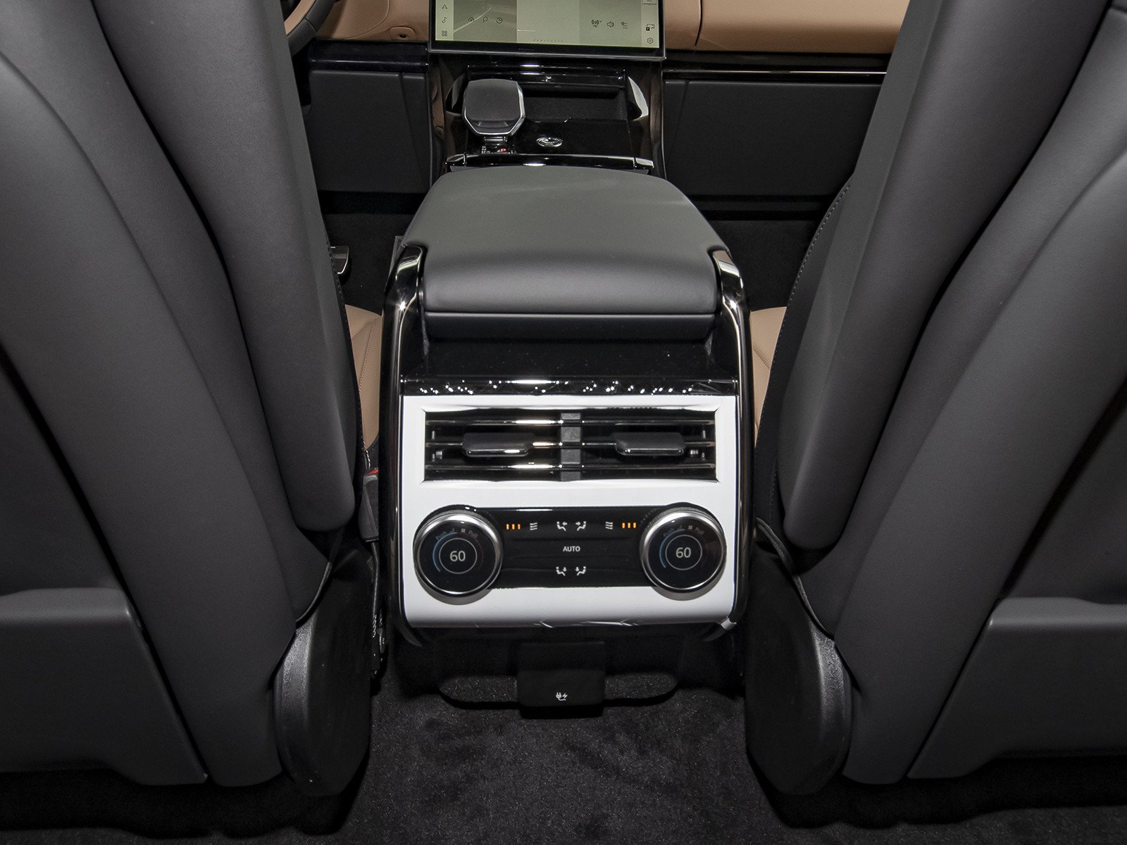 New 2026 Santorini Black Land Rover Dynamic SE image 48