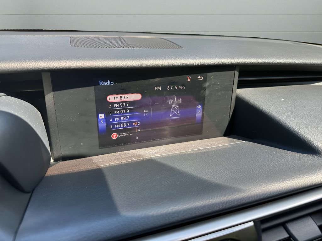 Used 2020 Eminent White Pearl Lexus Base image 21