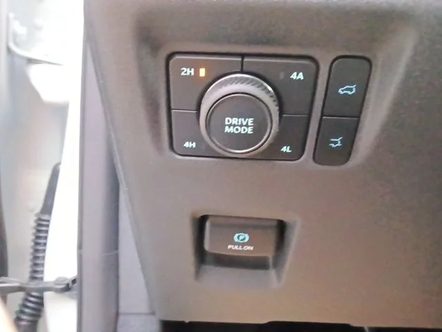New 2025 Star White Metallic Tri-Coat Ford Active image 17