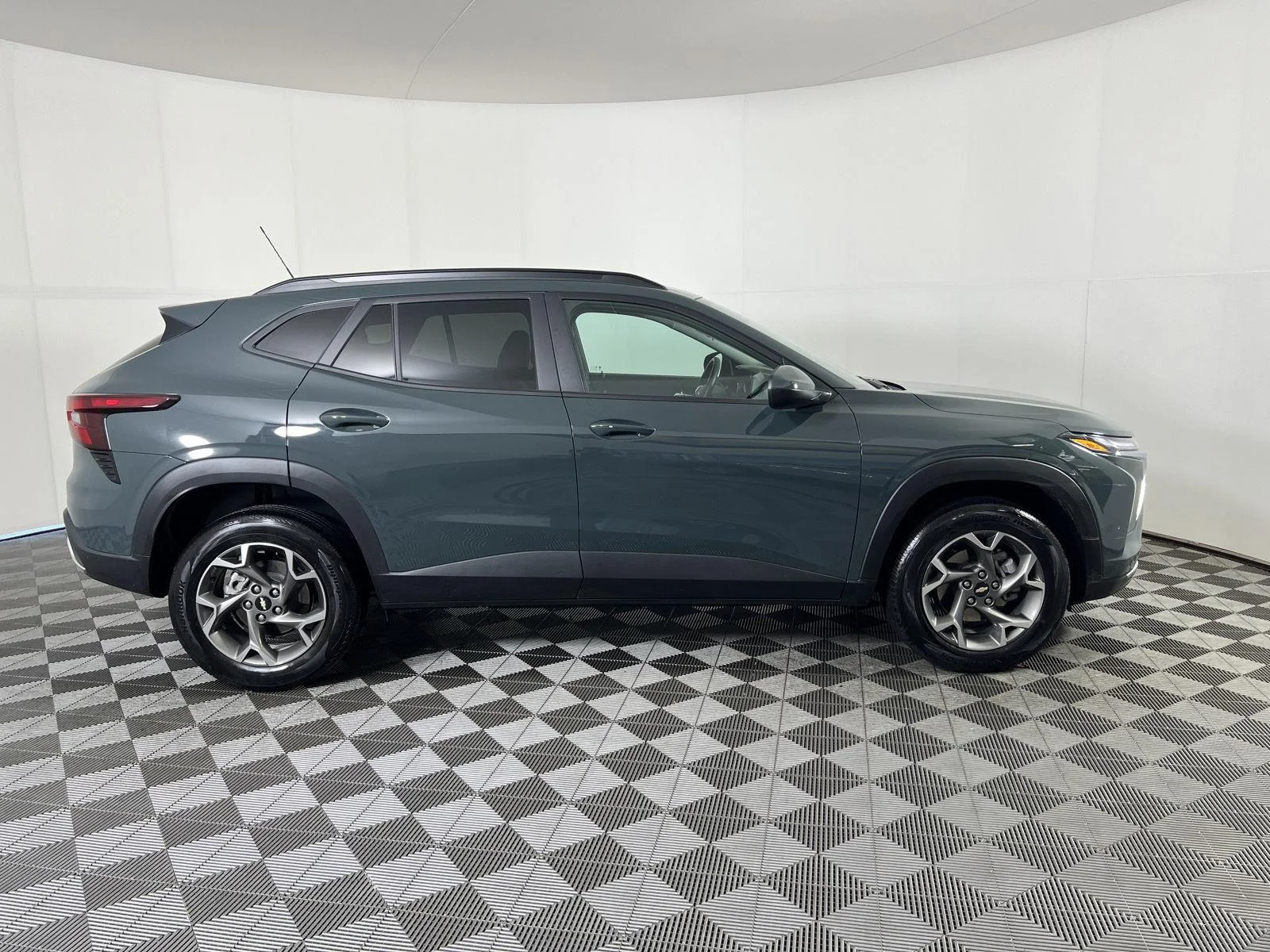 Used 2025 Cypress Gray Chevrolet LT image 21