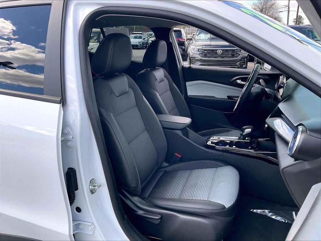 Used 2025 White Chevrolet LT image 10