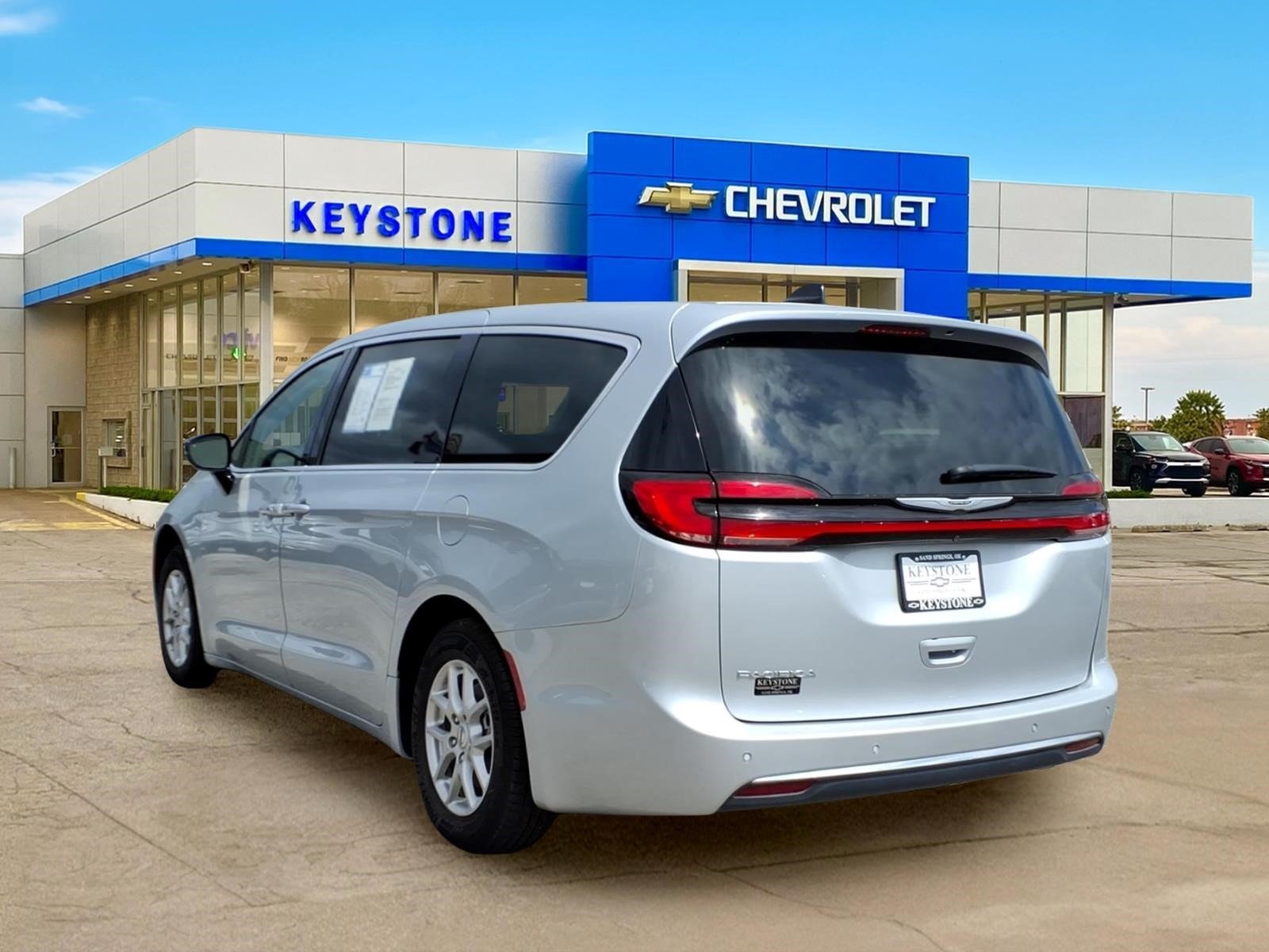 Used 2024 Silver Chrysler Touring L image 5