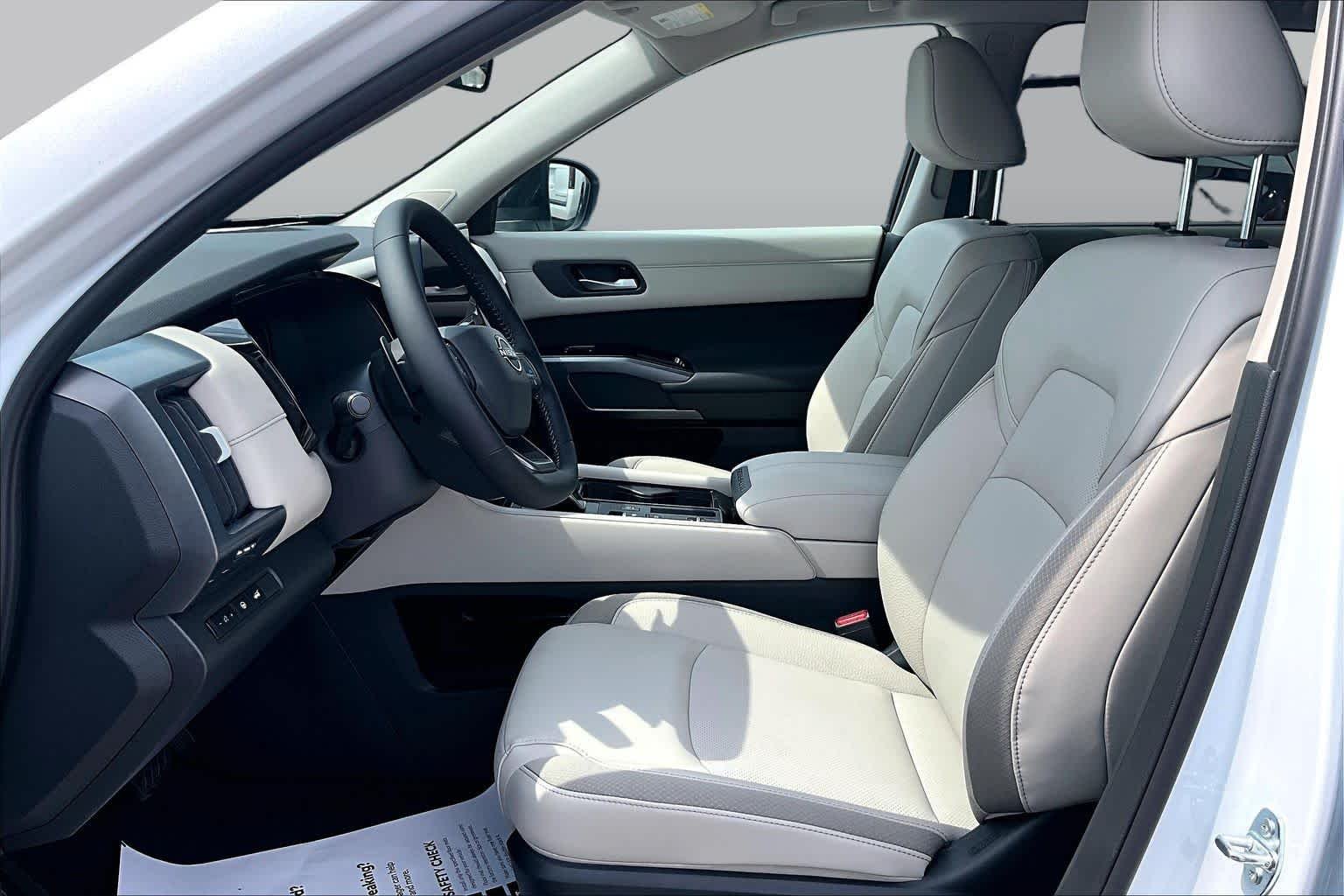 New 2026 Everest White Pearl TriCoat Nissan SL image 9