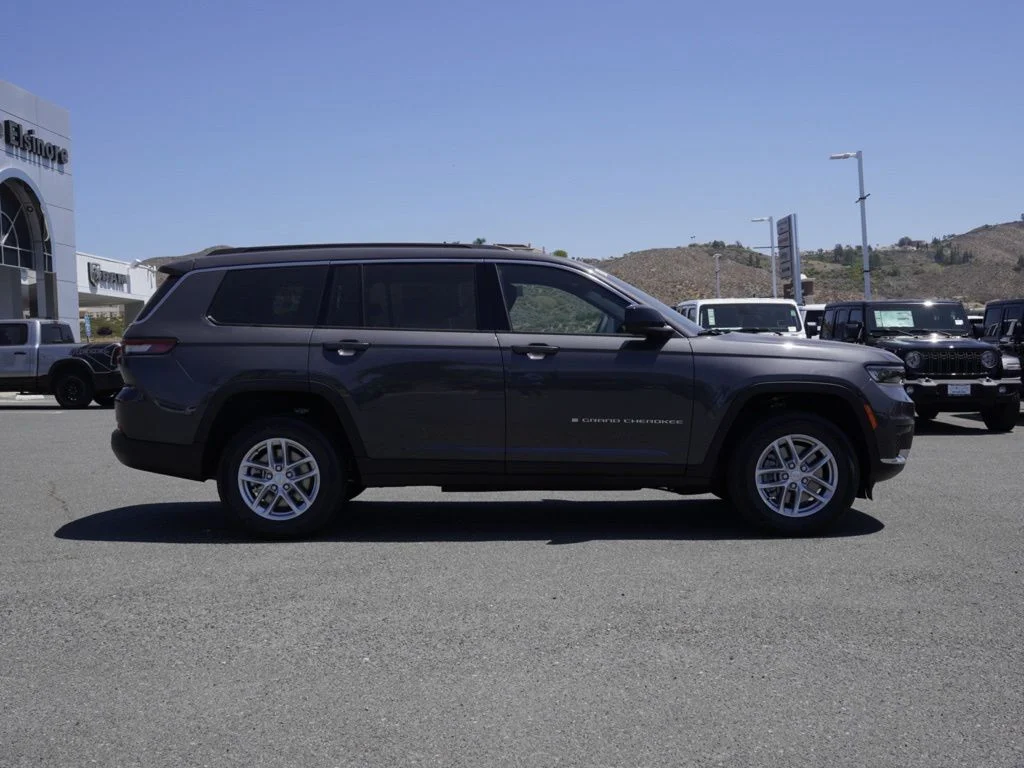 New 2026 Baltic Gray Metallic Clear-Coat Exterior Paint Jeep Laredo image 2