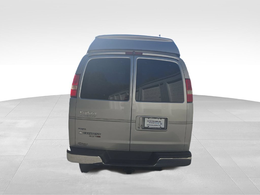 Used 2009 Silver Chevrolet Upfitter image 4