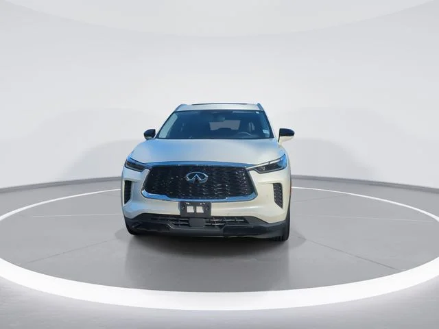 Used 2023 White INFINITI LUXE image 3