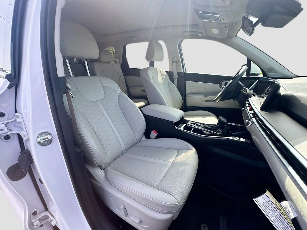 Used 2025 White Kia SX image 33