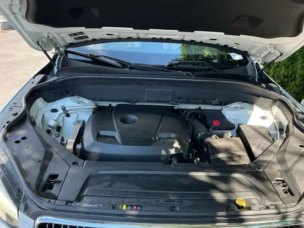 Used 2018 White Volvo T6 Momentum image 24