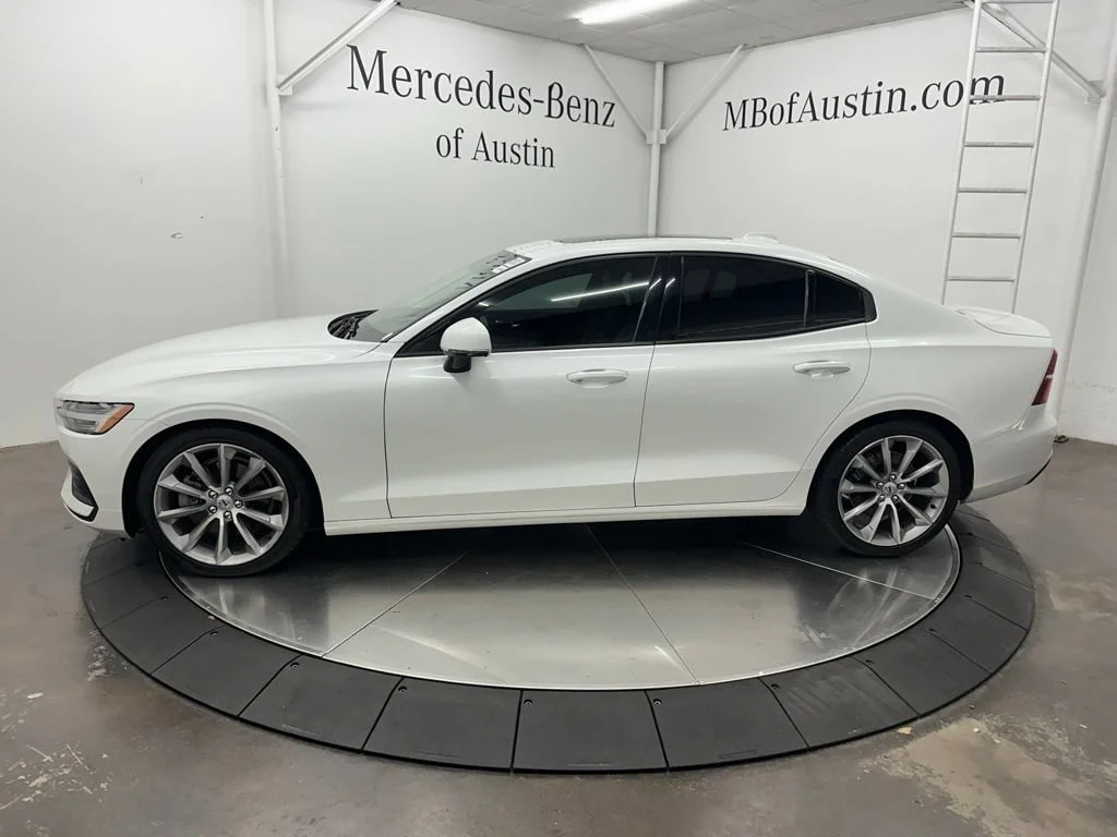 Used 2019 White Volvo T5 Momentum image 4
