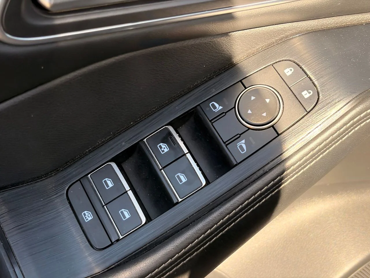 Used 2021 Super Black Nissan SL image 21