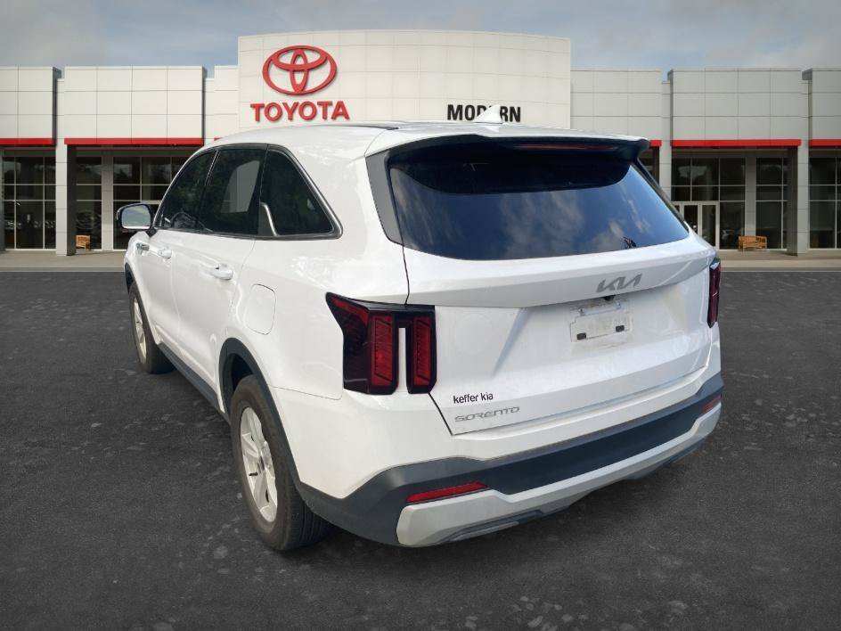 Used 2025 Glacial White Pearl Kia LX image 17
