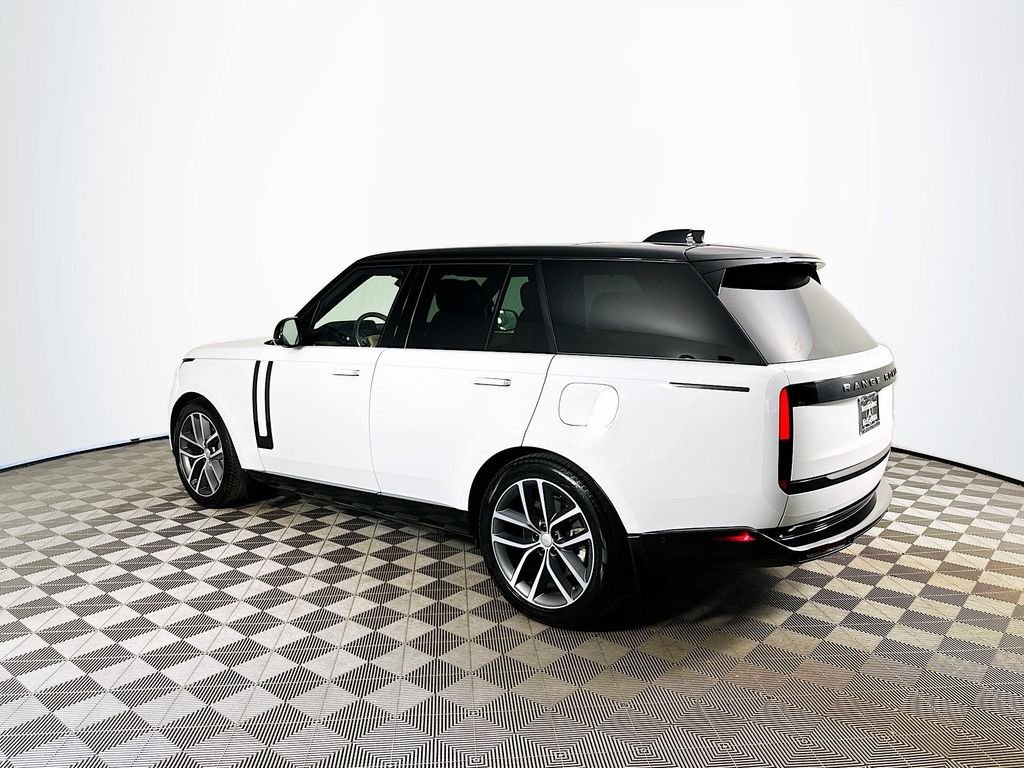 Used 2025 White Land Rover SE image 5