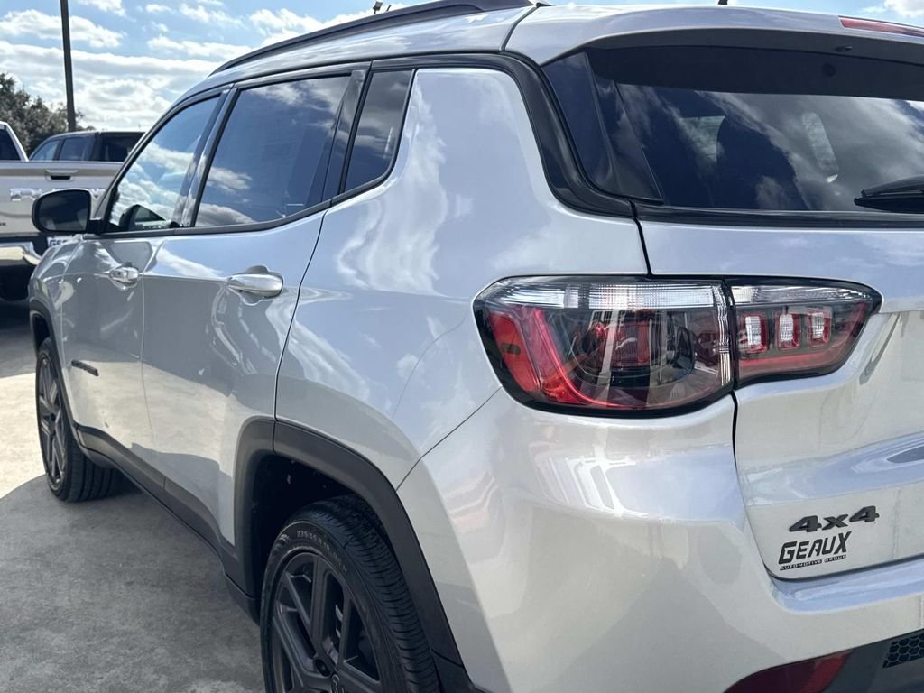 New 2026 Silver Zynith Metallic Clear-Coat Exterior Paint Jeep Latitude image 10