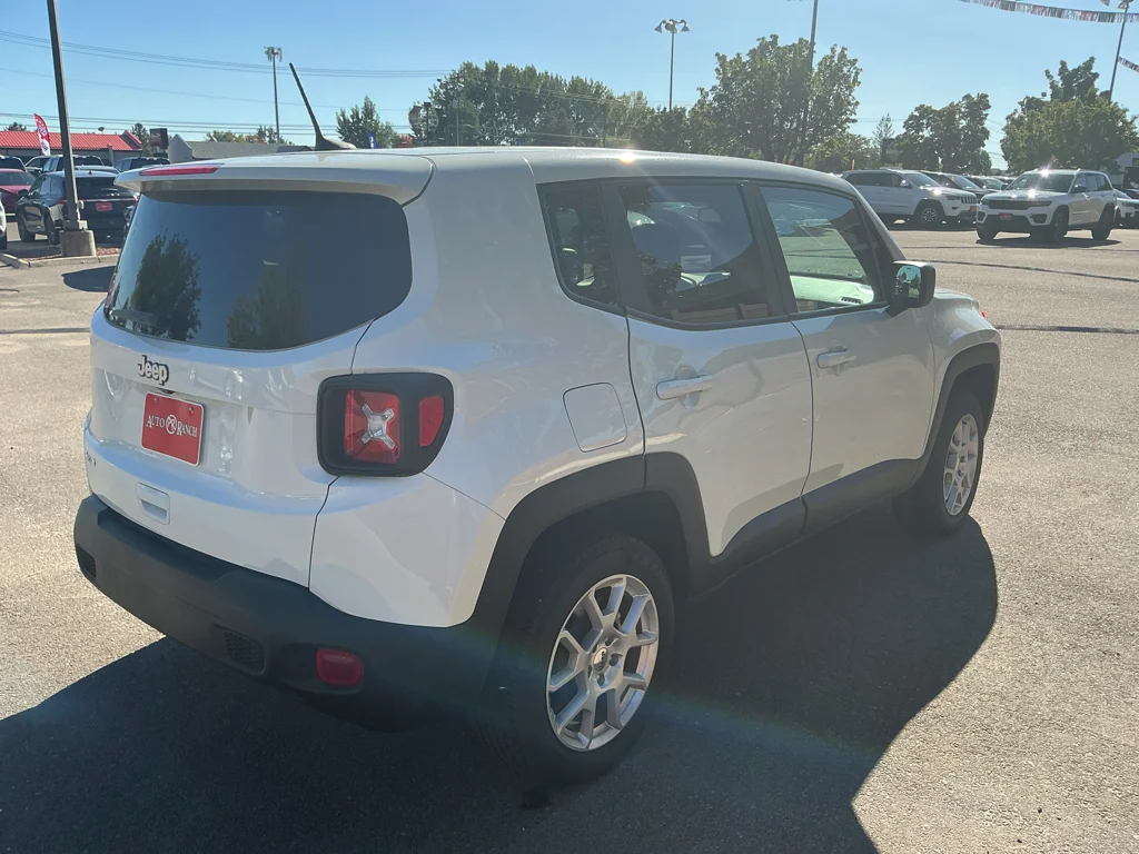 Used 2023 Alpine White Clearcoat Jeep Latitude image 5