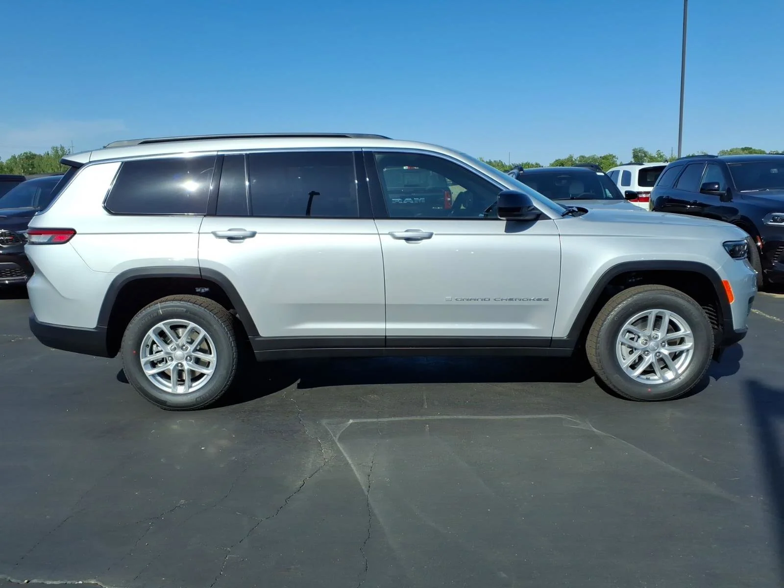 New 2026 Silver Zynith Exterior Paint Jeep Laredo image 20