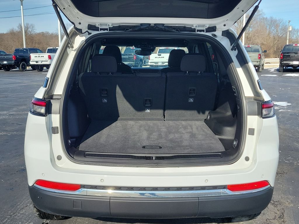Used 2024 White Jeep Laredo image 9