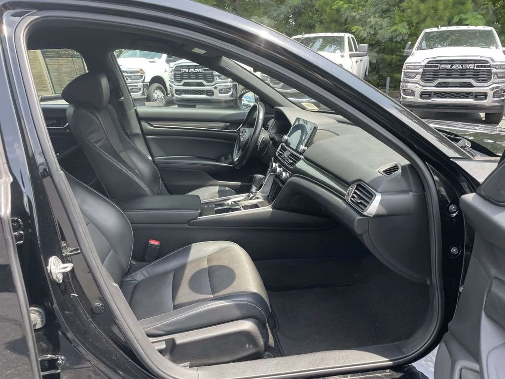 Used 2018  Honda Sport image 16