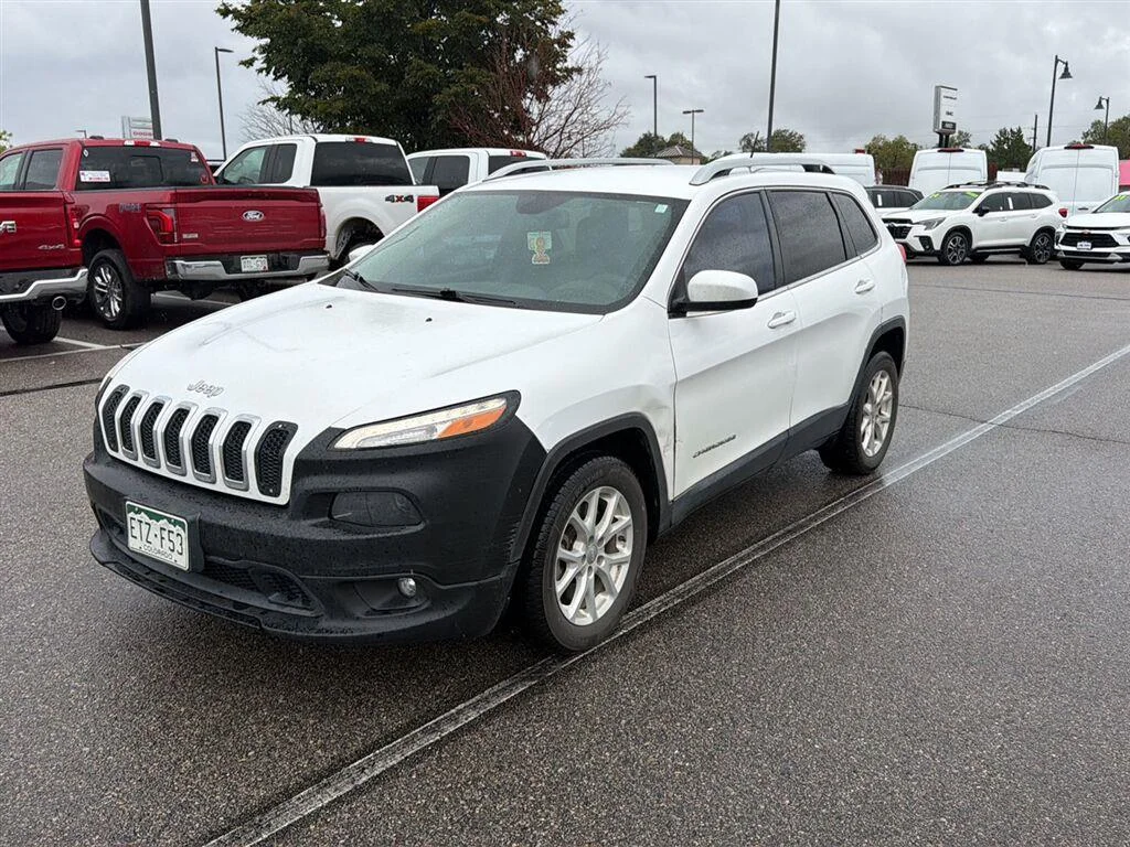 Used 2016 White Jeep Latitude image 1