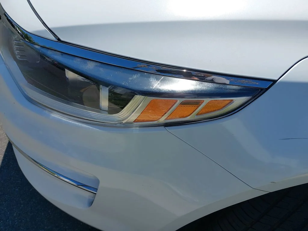 Used 2018 White Kia LX image 29
