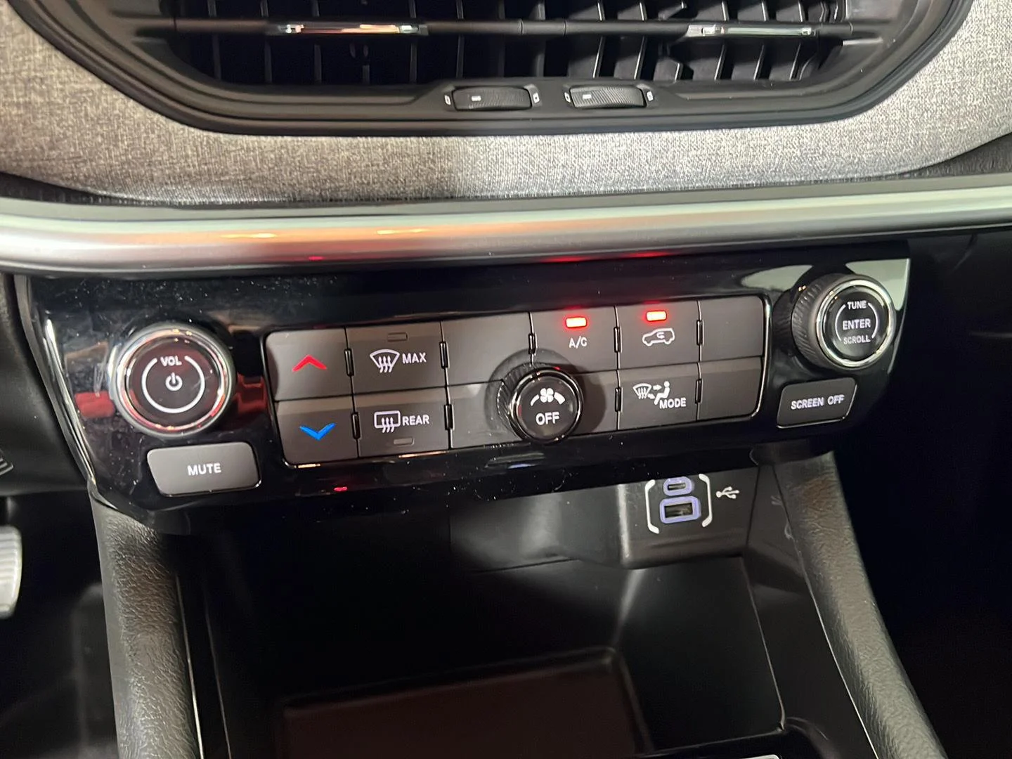 Used 2022 White Jeep Latitude image 22