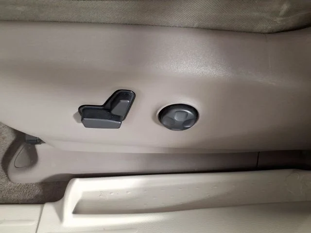 Used 2018 Red Chrysler Touring L Plus image 15