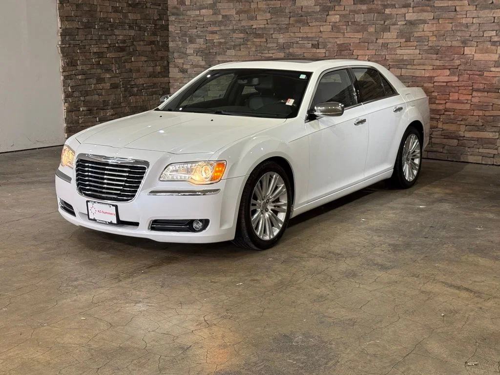 Used 2011 Ivory Chrysler Base image 5