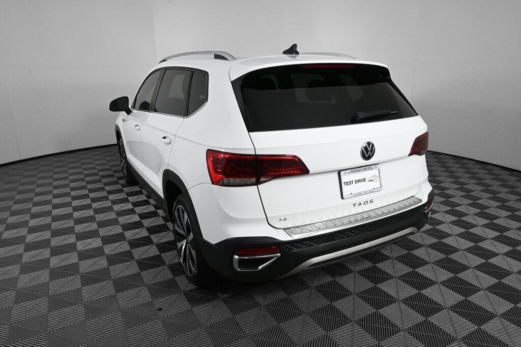 Used 2022 Pure White Volkswagen SE image 4