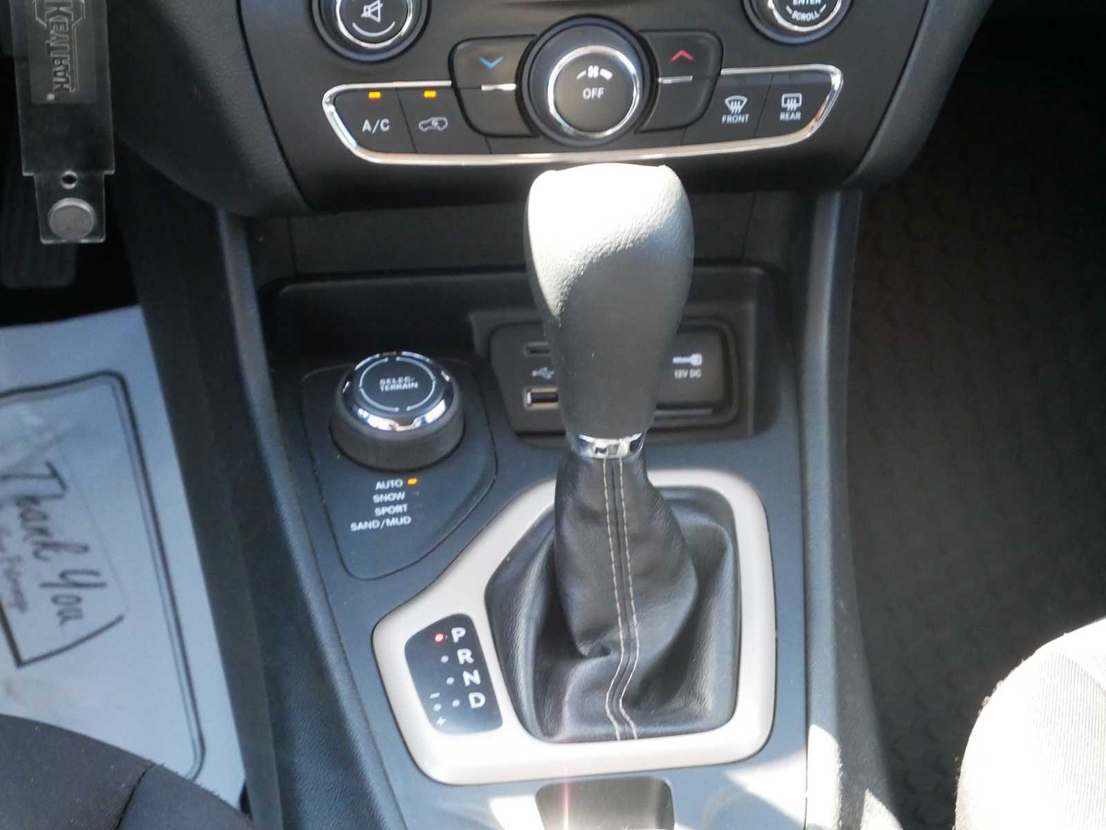 Used 2015 Bright White Clearcoat Jeep Latitude image 12