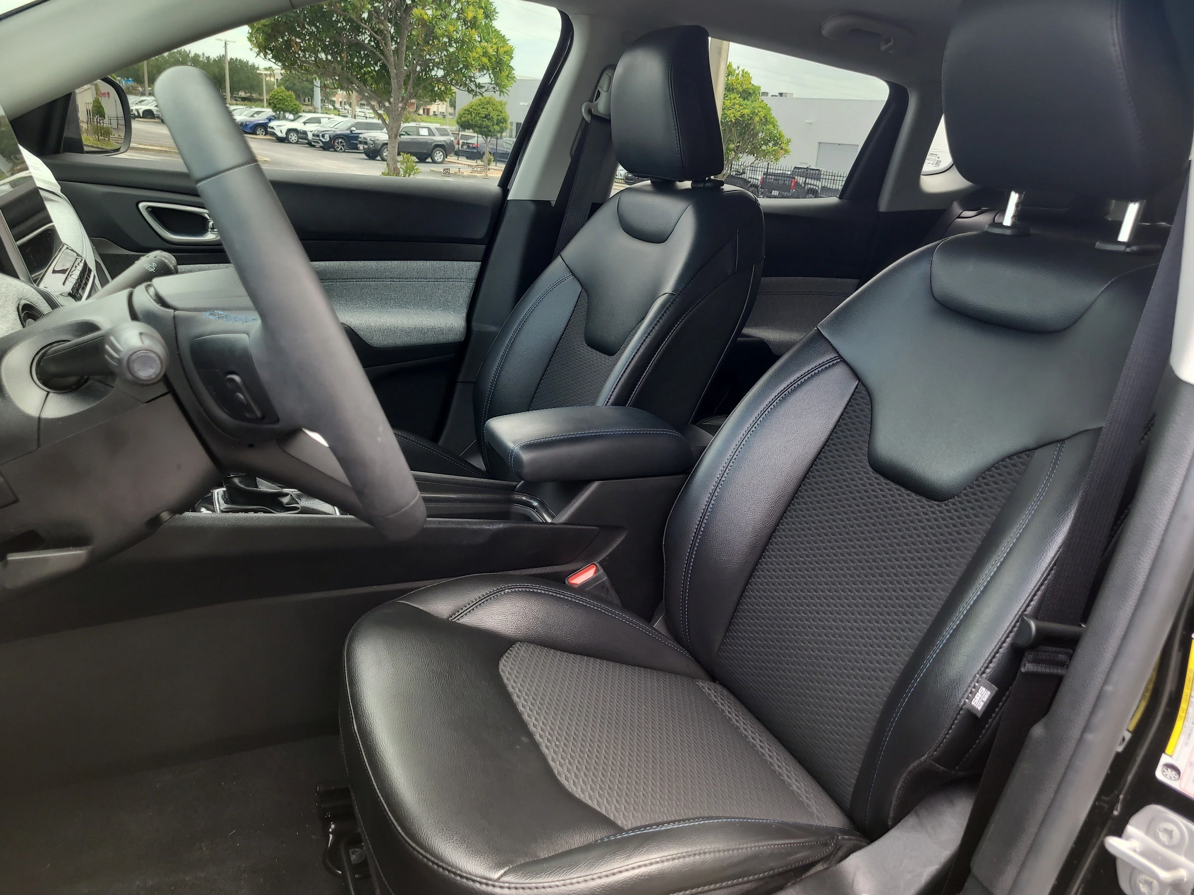 Used 2022 Diamond Black Crystal Pearlcoat Jeep Latitude image 20