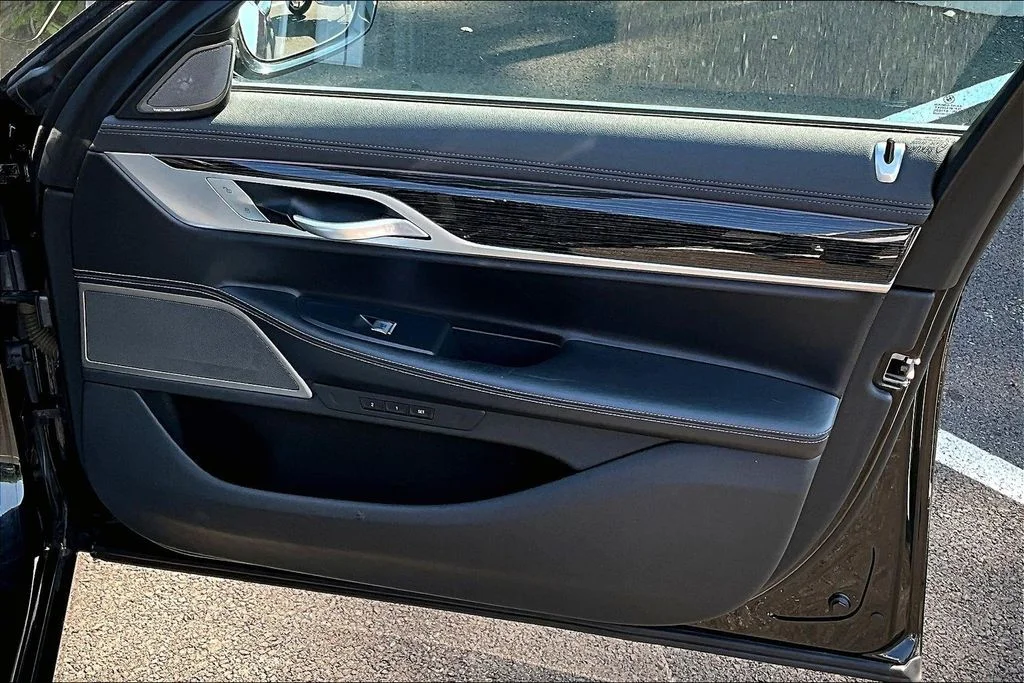 Used 2022 Black BMW 740i image 19
