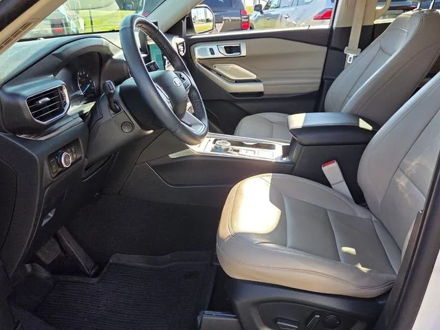 Used 2023 White Ford Limited image 5