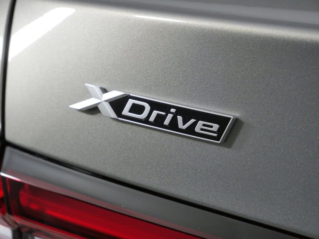 New 2027 Oxide Grey Metallic BMW 540i xDrive image 13