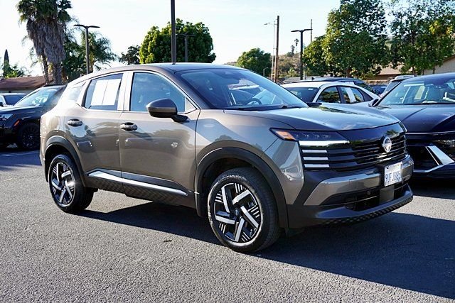 Used 2025 Brown Nissan SV image 5