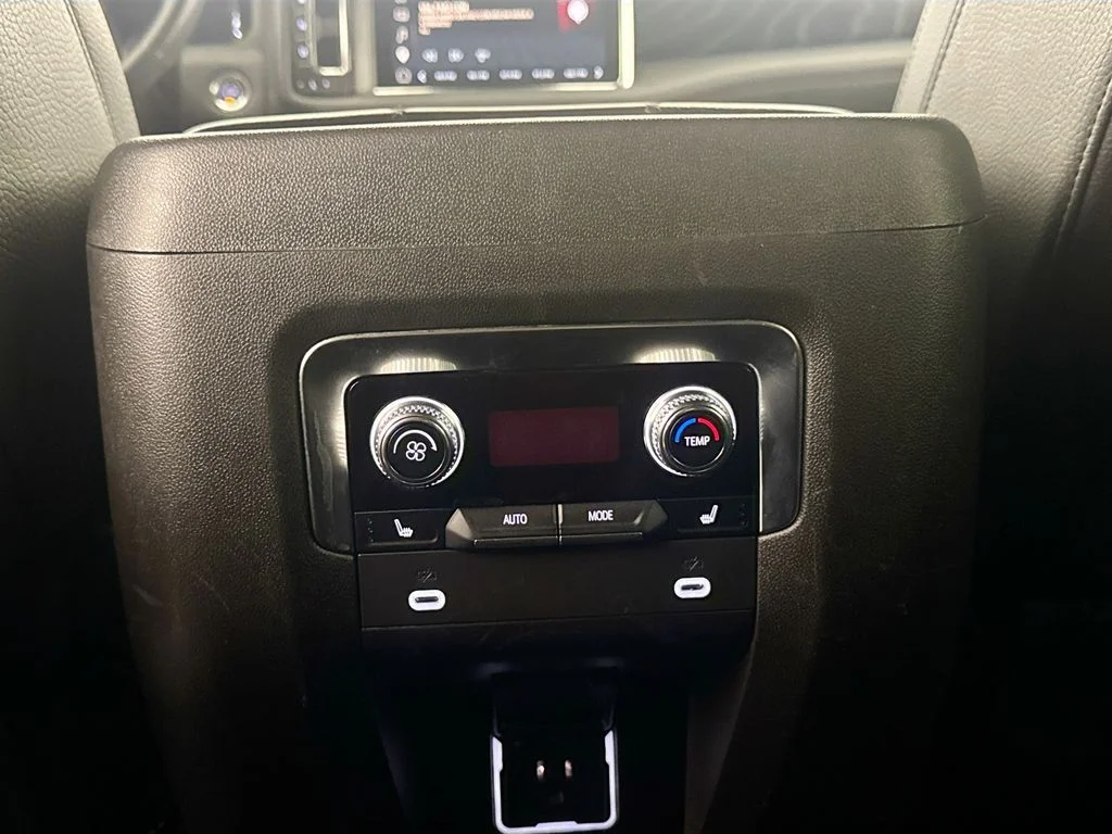 Used 2023 White GMC Denali image 25