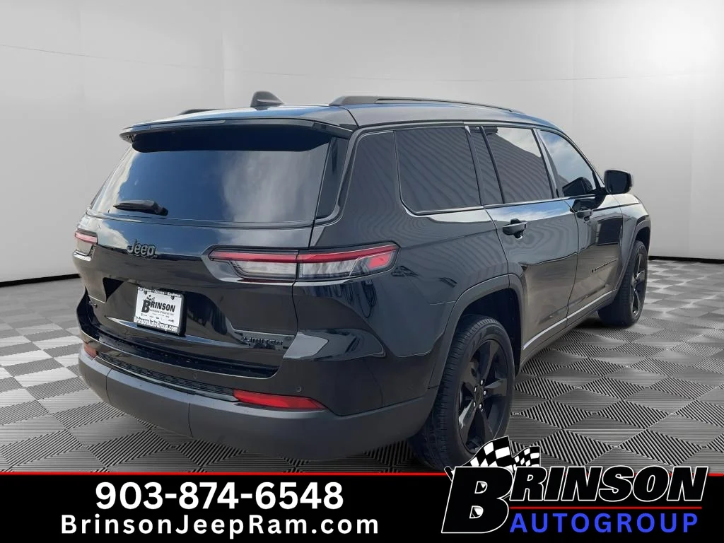 Used 2025 Diamond Black Crystal Pearlcoat Jeep Limited image 7